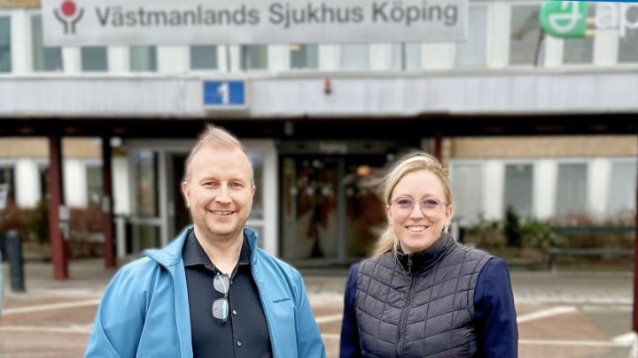 Richard Fallqvist (L) och Lina Ekengren (L) utanför sjukhuset i Köping.